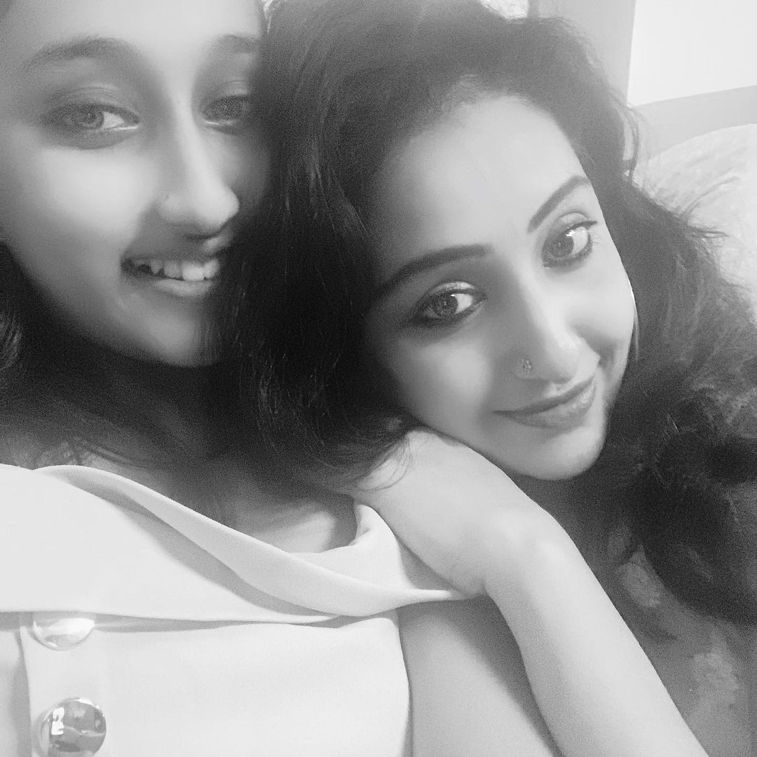 ആദ്യം അമ്മ, ഇപ്പോൾ മകൾ; ഉദ്ദേശം എന്തെന്ന് ആരാധകർ?