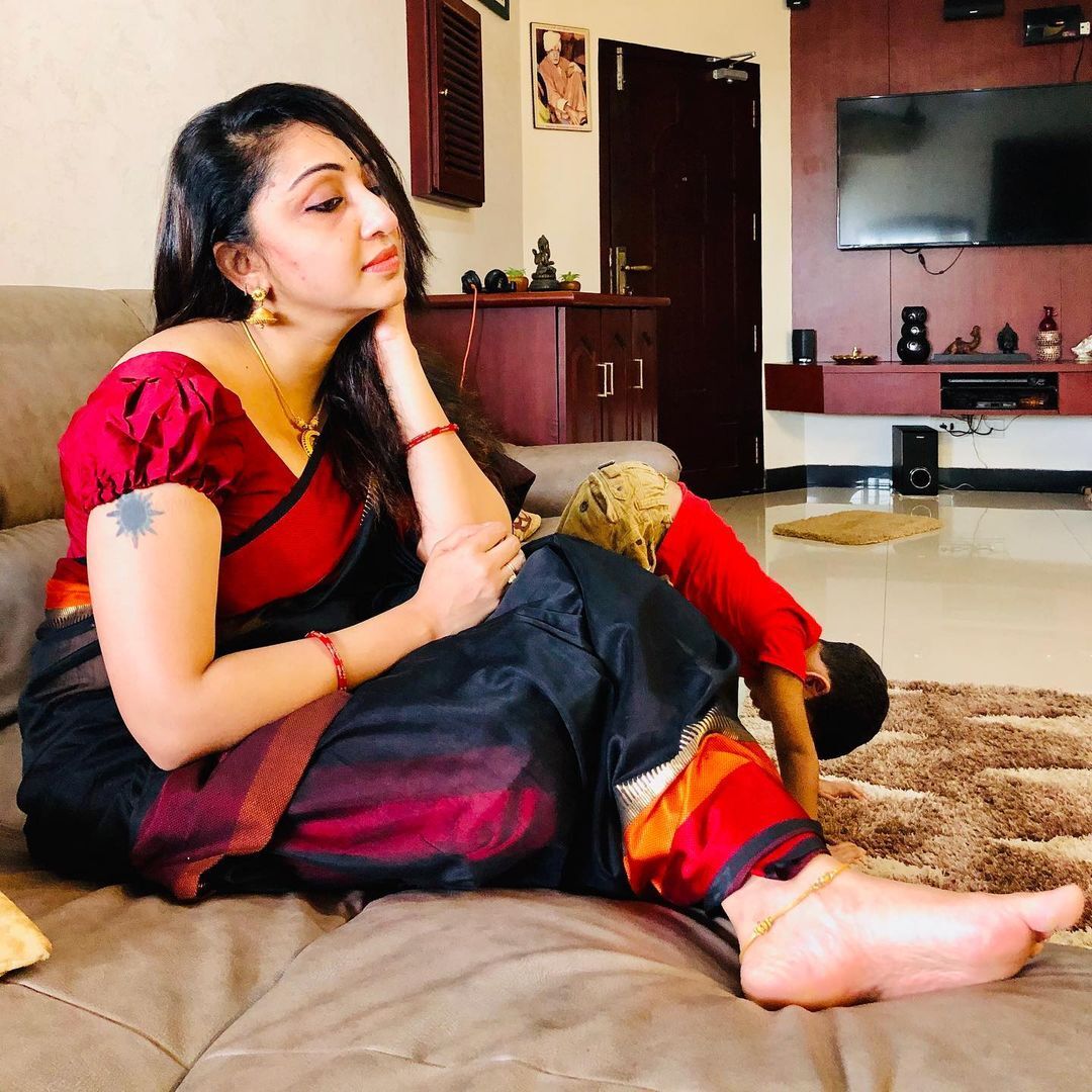 ആദ്യം അമ്മ, ഇപ്പോൾ മകൾ; ഉദ്ദേശം എന്തെന്ന് ആരാധകർ?