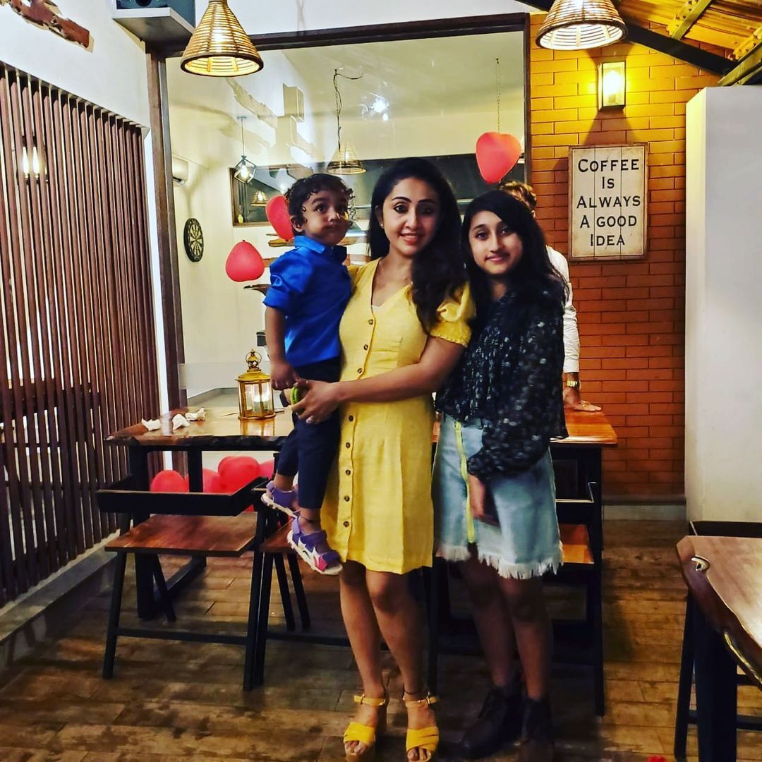 ആദ്യം അമ്മ, ഇപ്പോൾ മകൾ; ഉദ്ദേശം എന്തെന്ന് ആരാധകർ?