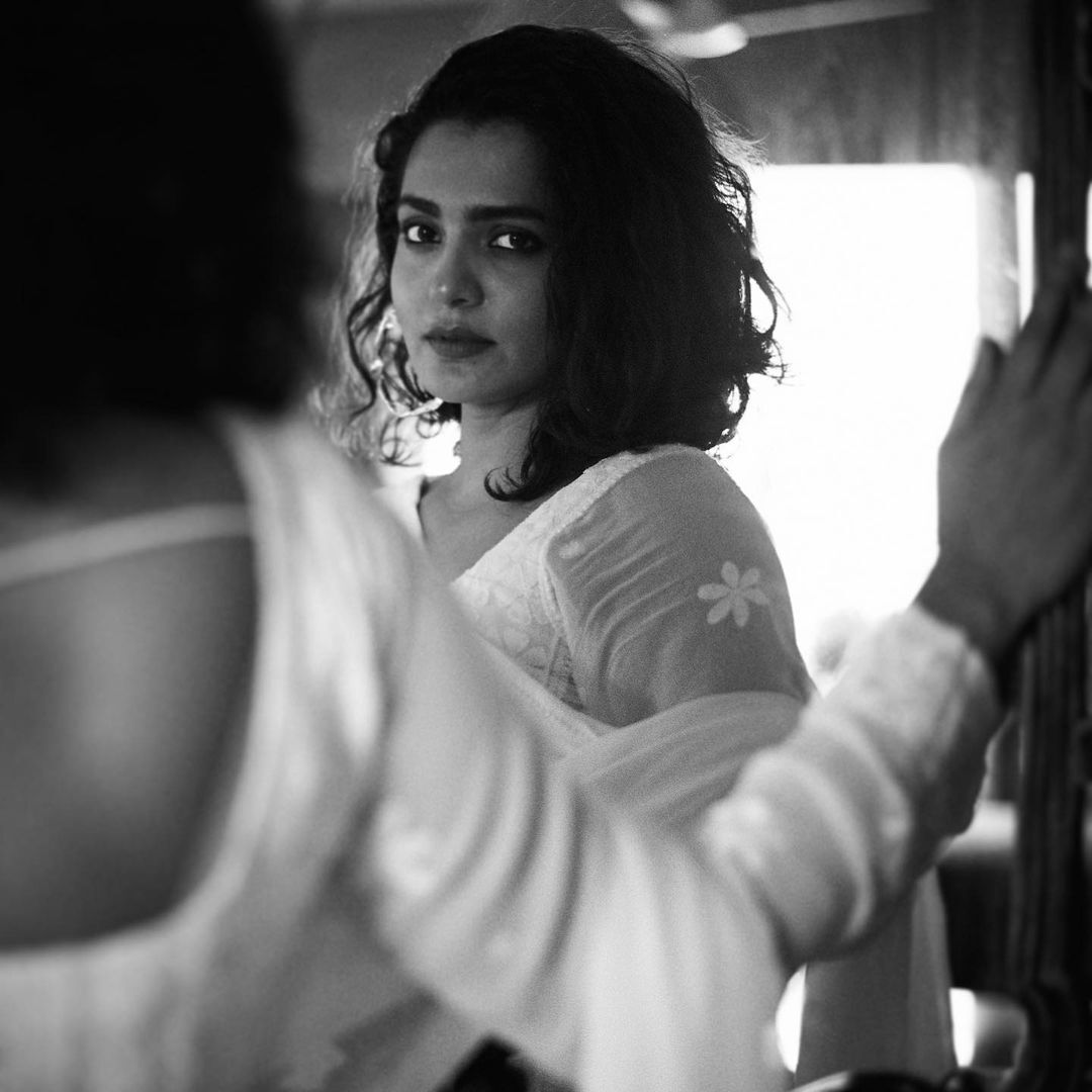 ഗ്ലാമറസ് ലുക്കിൽ പാർവതി; ഇൻസ്റ്റഗ്രാം ചിത്രങ്ങൾ വൈറൽ