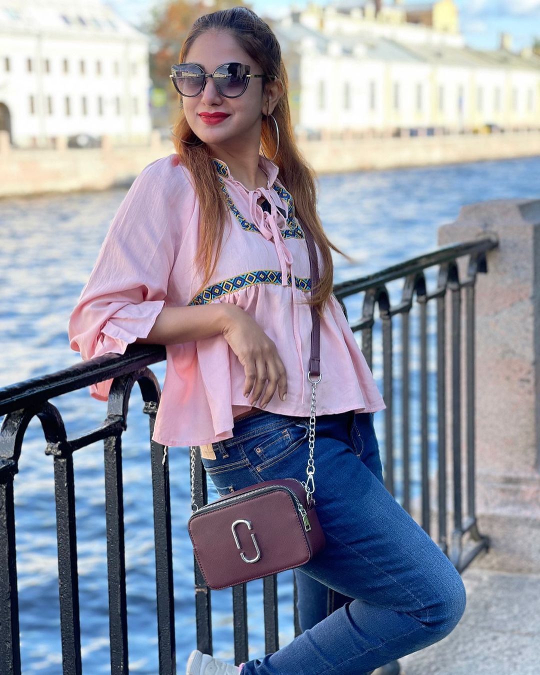 റഷ്യയിൽ വെക്കേഷന ആഘോഷിച്ച് പ്രിയ മോഹൻ; വൈറലായി ചിത്രങ്ങൾ