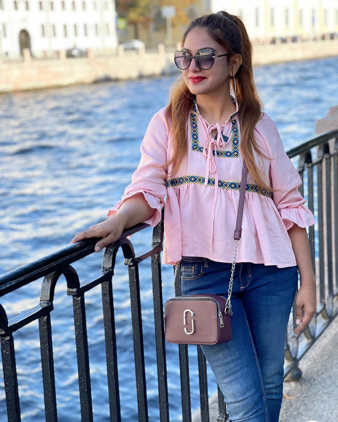 റഷ്യയിൽ വെക്കേഷന ആഘോഷിച്ച് പ്രിയ മോഹൻ; വൈറലായി ചിത്രങ്ങൾ