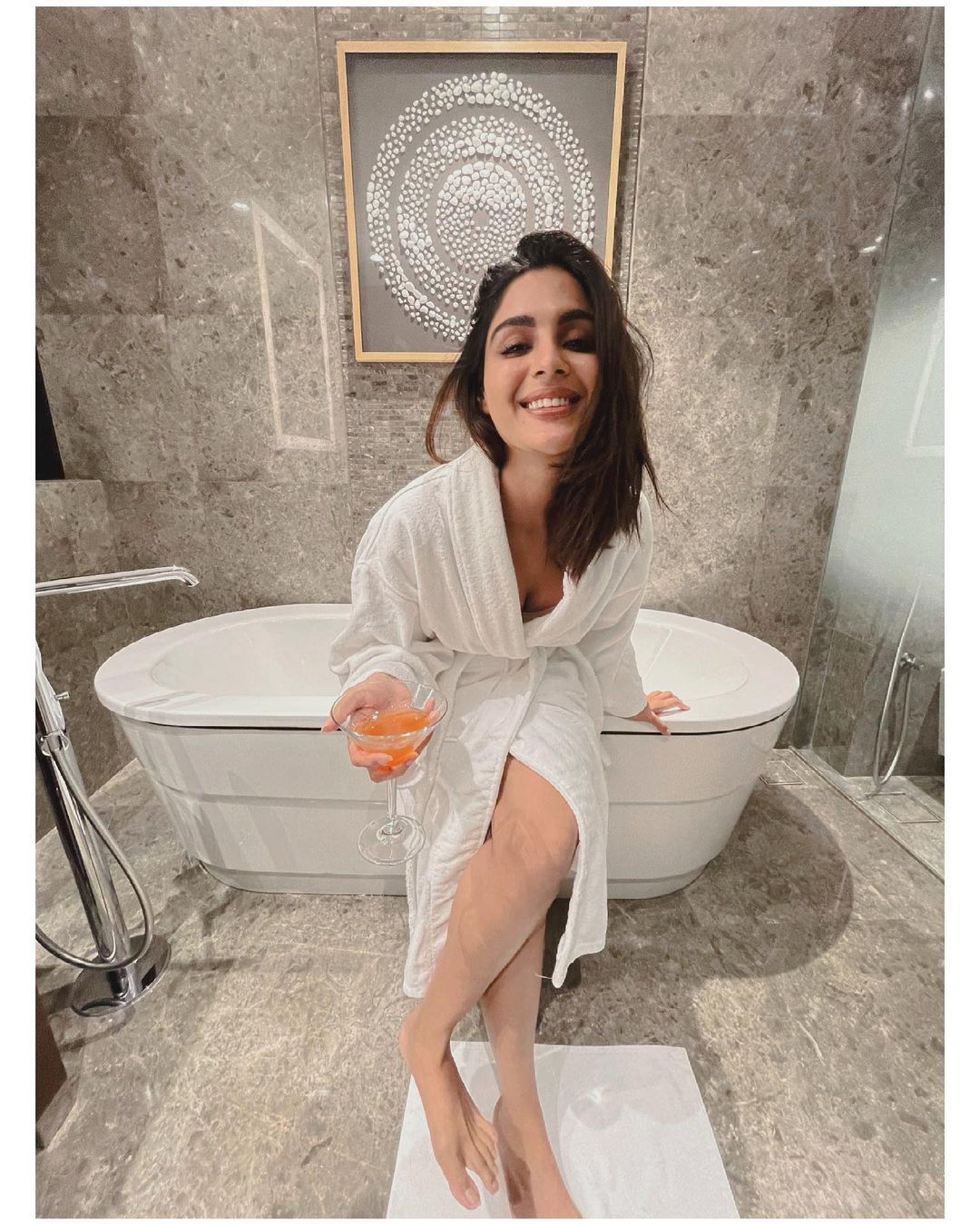 ബാത്ത് റോബ് ധരിച്ച കയ്യില്‍ ജ്യൂസുമായി നടി സംയുക്ത മേനോന്‍; വൈറലായി പുതിയ ഫോട്ടോഷൂട്ട്