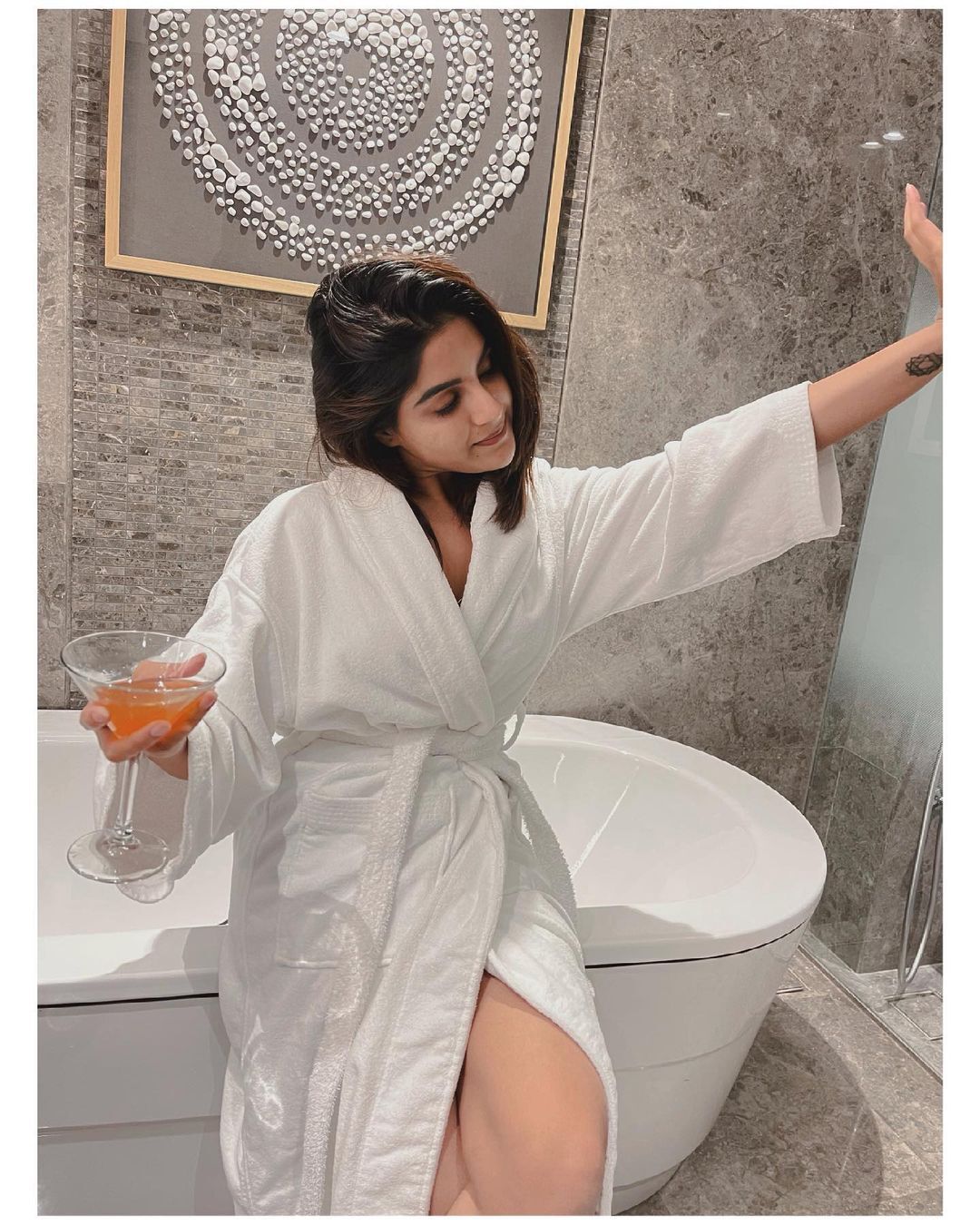 ബാത്ത് റോബ് ധരിച്ച കയ്യില്‍ ജ്യൂസുമായി നടി സംയുക്ത മേനോന്‍; വൈറലായി പുതിയ ഫോട്ടോഷൂട്ട്