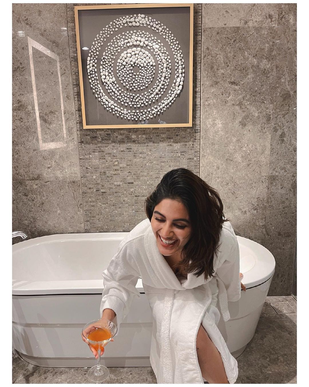 ബാത്ത് റോബ് ധരിച്ച കയ്യില്‍ ജ്യൂസുമായി നടി സംയുക്ത മേനോന്‍; വൈറലായി പുതിയ ഫോട്ടോഷൂട്ട്