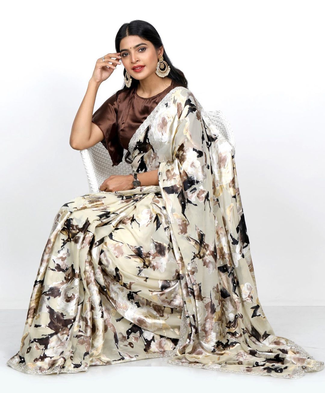 സാരിയില്‍ അതീവ സുന്ദരിയായി സഞ്ജിത ഷെട്ടി; വൈറലായ പുതിയ ചിത്രങ്ങള്‍ കാണാം