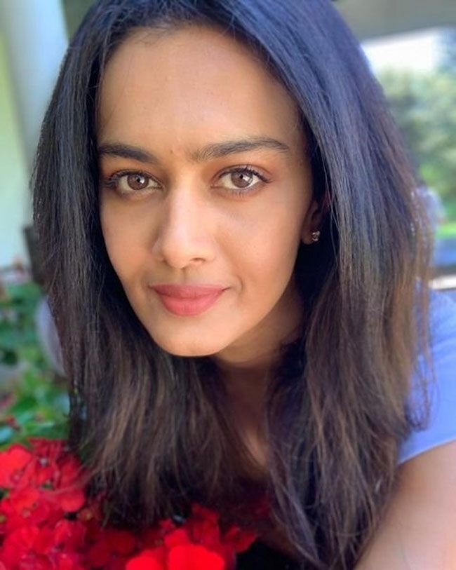 വ്യത്യസ്ത ലുക്കില്‍ തിളങ്ങി ശുഭ്ര അയ്യപ്പ; ഏറ്റവും പുതിയ ചിത്രങ്ങള്‍ കാണാം