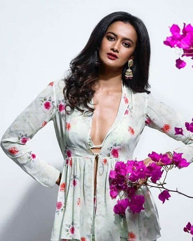 വ്യത്യസ്ത ലുക്കില്‍ തിളങ്ങി ശുഭ്ര അയ്യപ്പ; ഏറ്റവും പുതിയ ചിത്രങ്ങള്‍ കാണാം