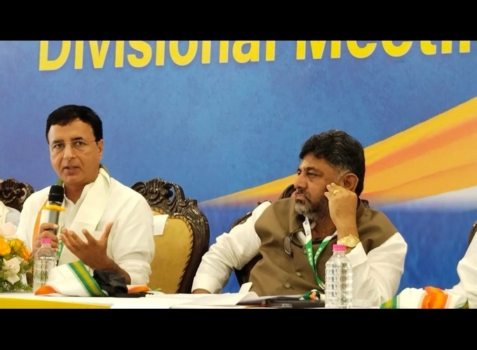 AICC General Secretary Randeep Singh Surjewala During KPCC Division Level Meeting In Tumkur