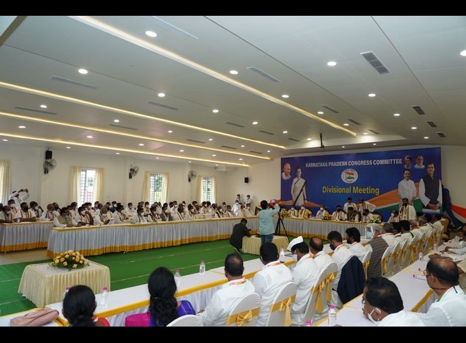 AICC General Secretary Randeep Singh Surjewala During KPCC Division Level Meeting In Tumkur