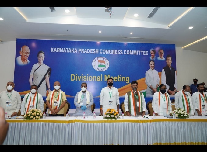 AICC General Secretary Randeep Singh Surjewala During KPCC Division Level Meeting In Tumkur