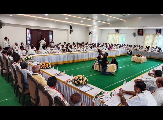 AICC General Secretary Randeep Singh Surjewala During KPCC Division Level Meeting In Tumkur