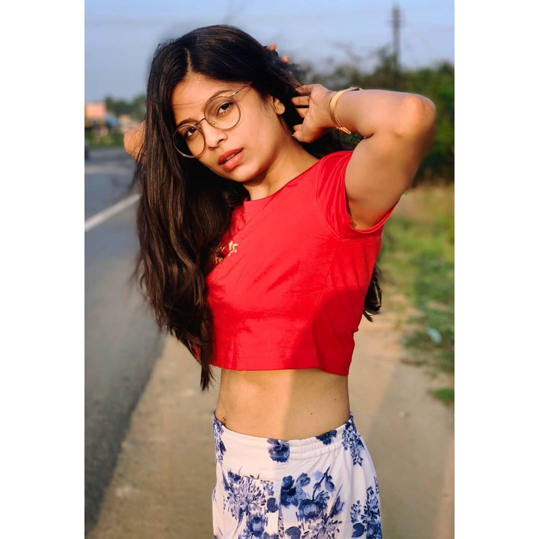 അതീവ ഗ്ലാമറസായി നടി ബവിത്ര; വൈറലായ ഫോട്ടോഷൂട്ട് കാണാം