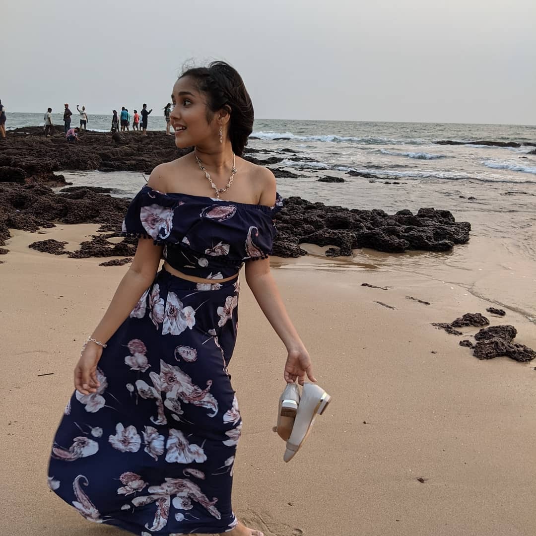 ബാലതാരത്തിൽ നിന്ന് നായികയിലേക്ക്? അനിഘ സുരേന്ദ്രന്റെ പുതിയ ചിത്രങ്ങൾ വൈറലാകുന്നു