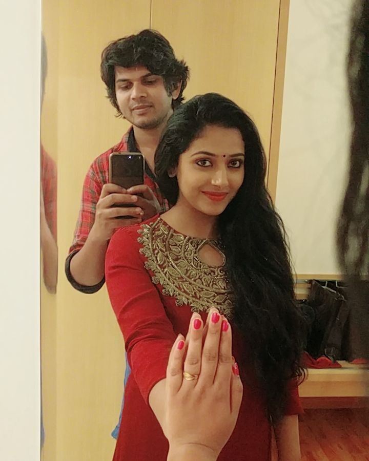 പിറകെ നടത്തിച്ച ശേഷം പിടികൊടുത്തു, 6-ാം വിവാഹ വാർഷികം ആഘോഷിച്ച് അനു സിത്താരയും വിഷ്ണുവും,  ഇരുപതാം വയസ്സിലെ ആ പ്രണയ കഥ...