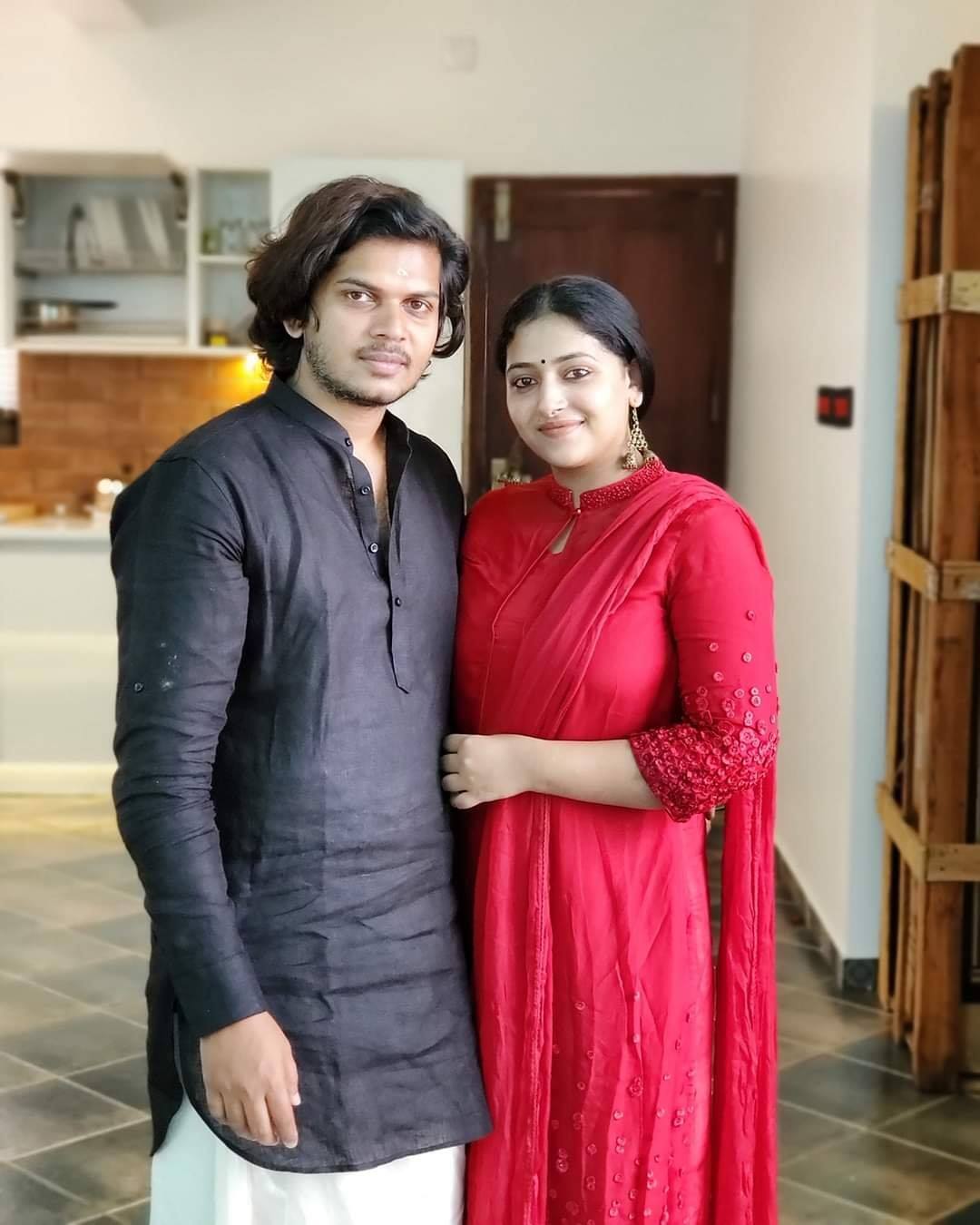 പിറകെ നടത്തിച്ച ശേഷം പിടികൊടുത്തു, 6-ാം വിവാഹ വാർഷികം ആഘോഷിച്ച് അനു സിത്താരയും വിഷ്ണുവും,  ഇരുപതാം വയസ്സിലെ ആ പ്രണയ കഥ...