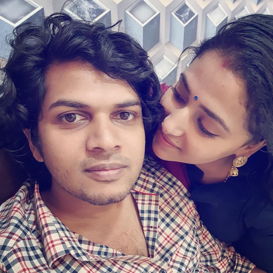 പിറകെ നടത്തിച്ച ശേഷം പിടികൊടുത്തു, 6-ാം വിവാഹ വാർഷികം ആഘോഷിച്ച് അനു സിത്താരയും വിഷ്ണുവും,  ഇരുപതാം വയസ്സിലെ ആ പ്രണയ കഥ...