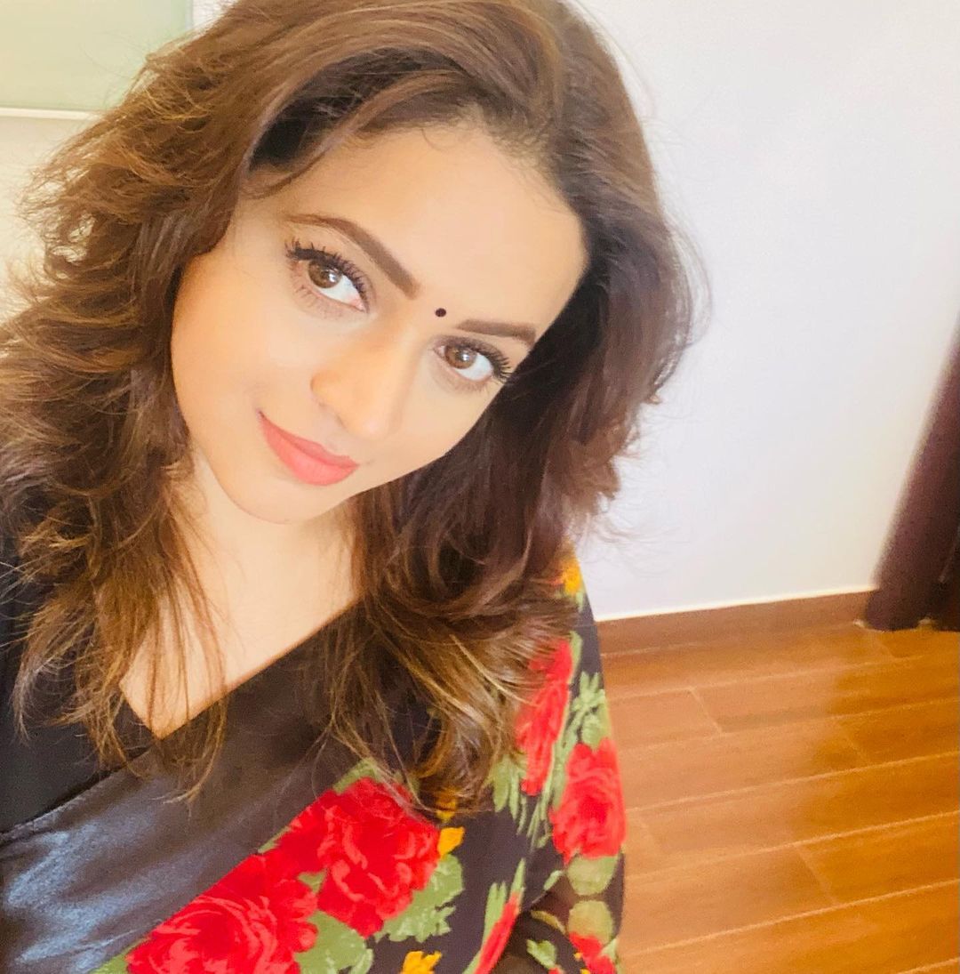 ഫ്‌ളോറല്‍ സാരിയില്‍ സുന്ദരിയായി നടി ഭാവന; വൈറലായി ചിത്രങ്ങള്‍, കമന്റുമായി മറ്റ് താരങ്ങള്‍
