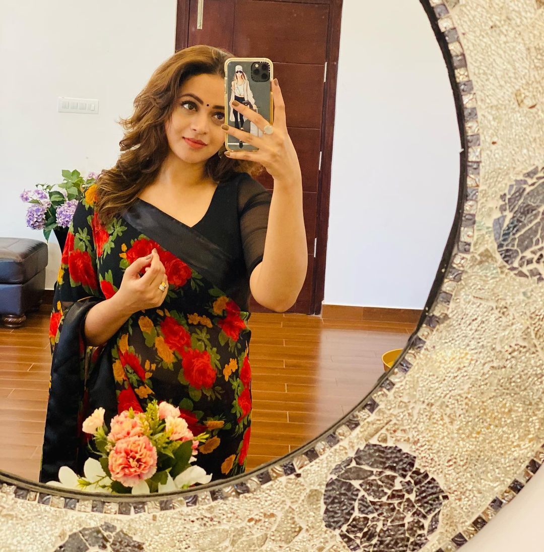 ഫ്‌ളോറല്‍ സാരിയില്‍ സുന്ദരിയായി നടി ഭാവന; വൈറലായി ചിത്രങ്ങള്‍, കമന്റുമായി മറ്റ് താരങ്ങള്‍