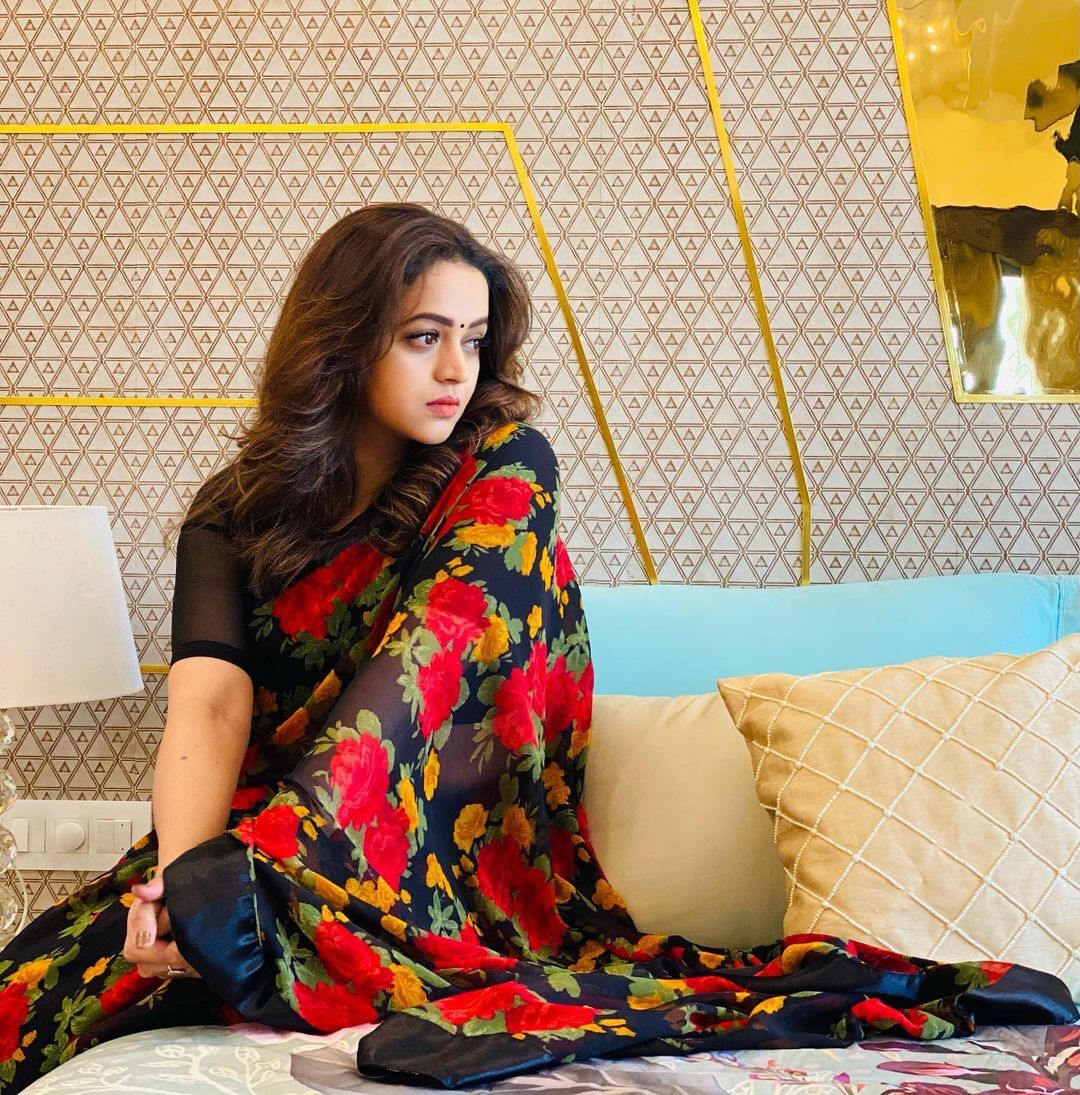 ഫ്‌ളോറല്‍ സാരിയില്‍ സുന്ദരിയായി നടി ഭാവന; വൈറലായി ചിത്രങ്ങള്‍, കമന്റുമായി മറ്റ് താരങ്ങള്‍