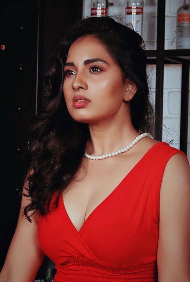 ബെഡ് റൂമിലെ ചൂടന്‍ ചിത്രങ്ങളുമായി സൃഷ്ടി ദാംഗെ; പുതിയ ഫോട്ടോഷൂട്ട് ട്രെന്‍ഡിംഗ്