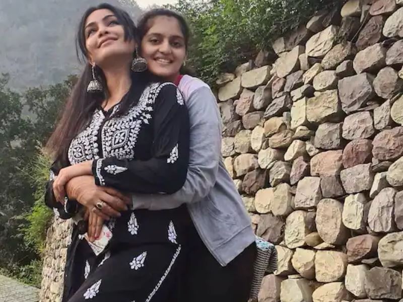  Bhabi Ji Ghar Par Hain: 19 साल की उम्र में शादी, 14 साल की बेटी, शो के कलाकारों की असली उम्र जान दांतों तले दबा लेंगे उंगली