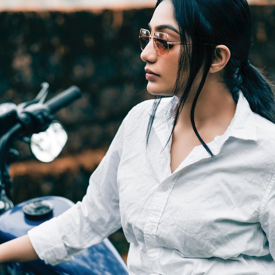 മകളുമായി അദ്ദേഹം വലിയ അടുപ്പമായിരുന്നു; ഒടുവിൽ ജാനിനെ കുറിച്ച് വെളിപ്പെടുത്തി ആര്യ