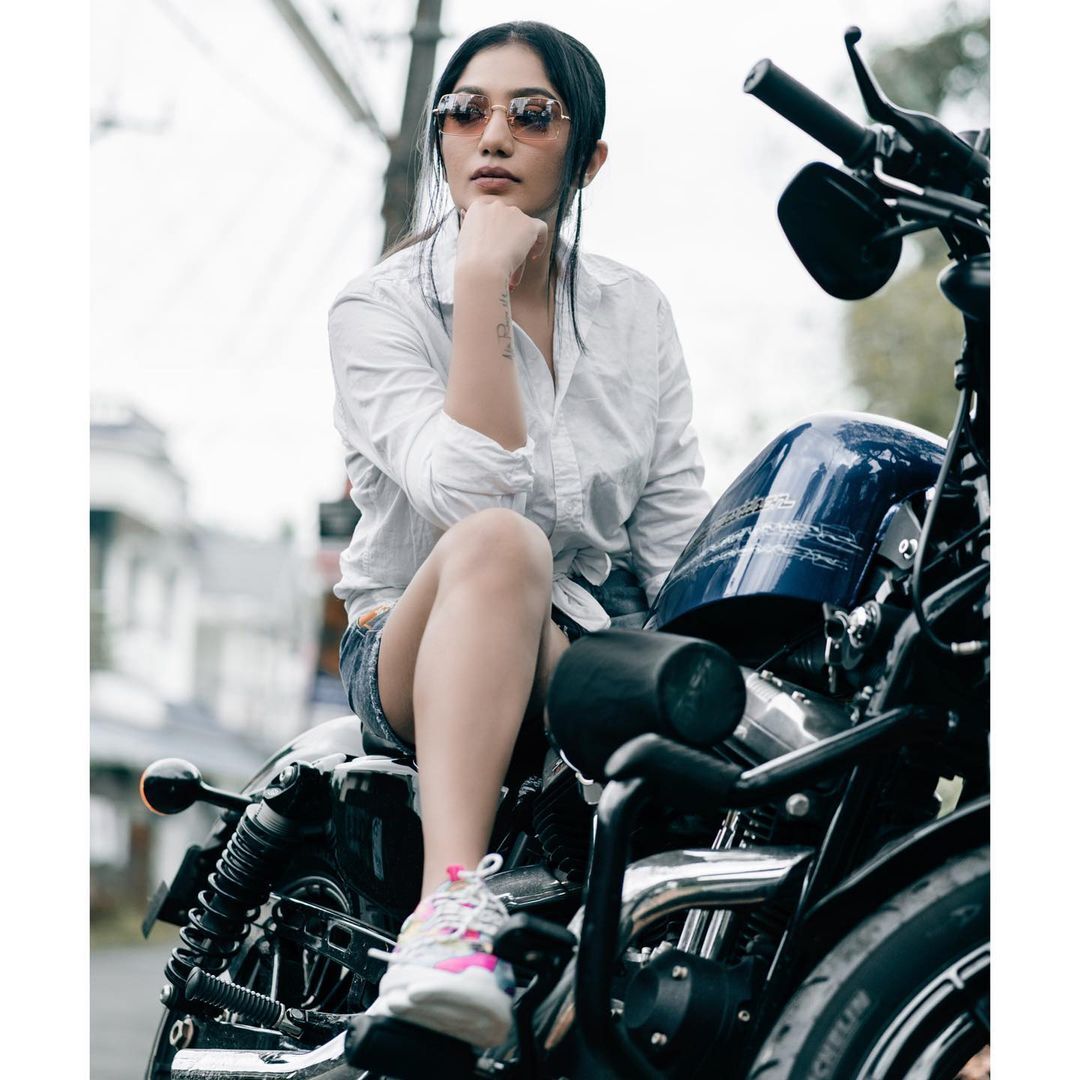 മകളുമായി അദ്ദേഹം വലിയ അടുപ്പമായിരുന്നു; ഒടുവിൽ ജാനിനെ കുറിച്ച് വെളിപ്പെടുത്തി ആര്യ