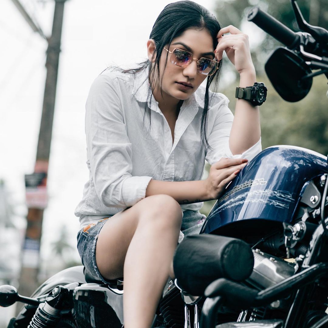 മകളുമായി അദ്ദേഹം വലിയ അടുപ്പമായിരുന്നു; ഒടുവിൽ ജാനിനെ കുറിച്ച് വെളിപ്പെടുത്തി ആര്യ