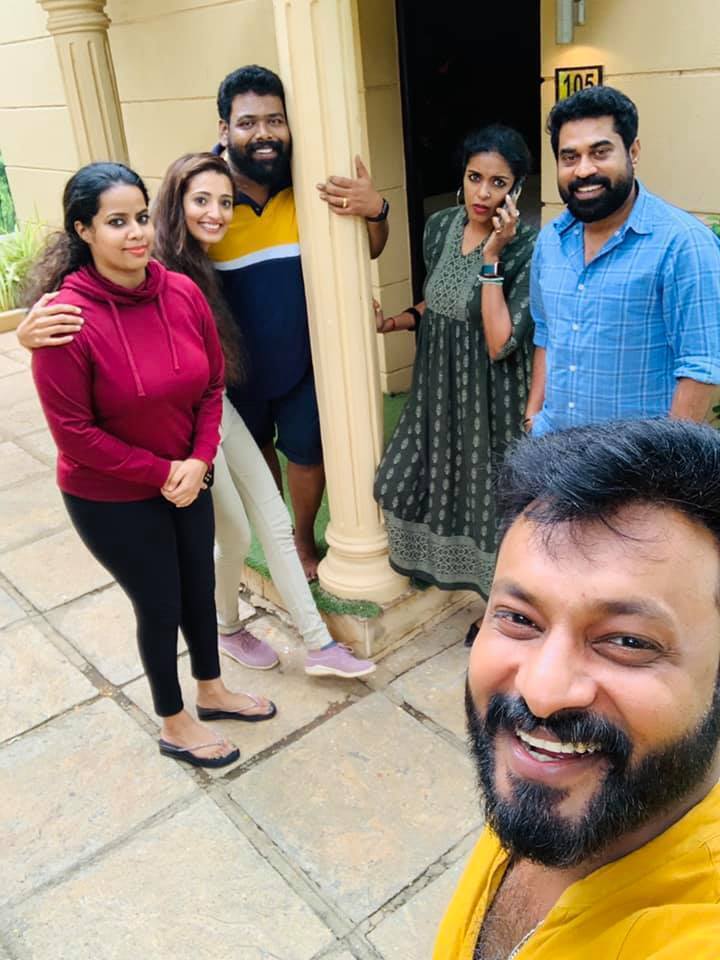 ആരാണ് ബിഗ് ബോസ് വിജയി? ട്രോഫിയിൽ മുത്തമിട്ട് മണിക്കുട്ടന്‍; ഏറ്റെടുത്തു ആരാധകർ