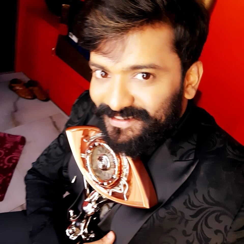 ആരാണ് ബിഗ് ബോസ് വിജയി? ട്രോഫിയിൽ മുത്തമിട്ട് മണിക്കുട്ടന്‍; ഏറ്റെടുത്തു ആരാധകർ