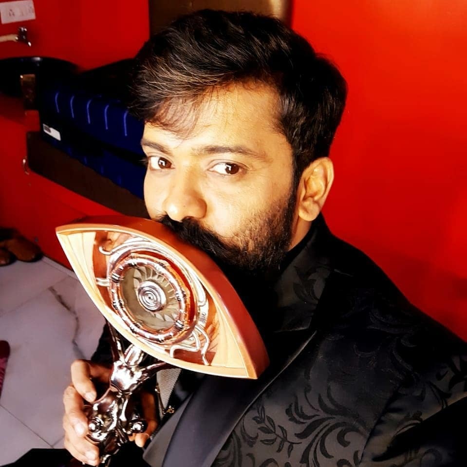 ആരാണ് ബിഗ് ബോസ് വിജയി? ട്രോഫിയിൽ മുത്തമിട്ട് മണിക്കുട്ടന്‍; ഏറ്റെടുത്തു ആരാധകർ