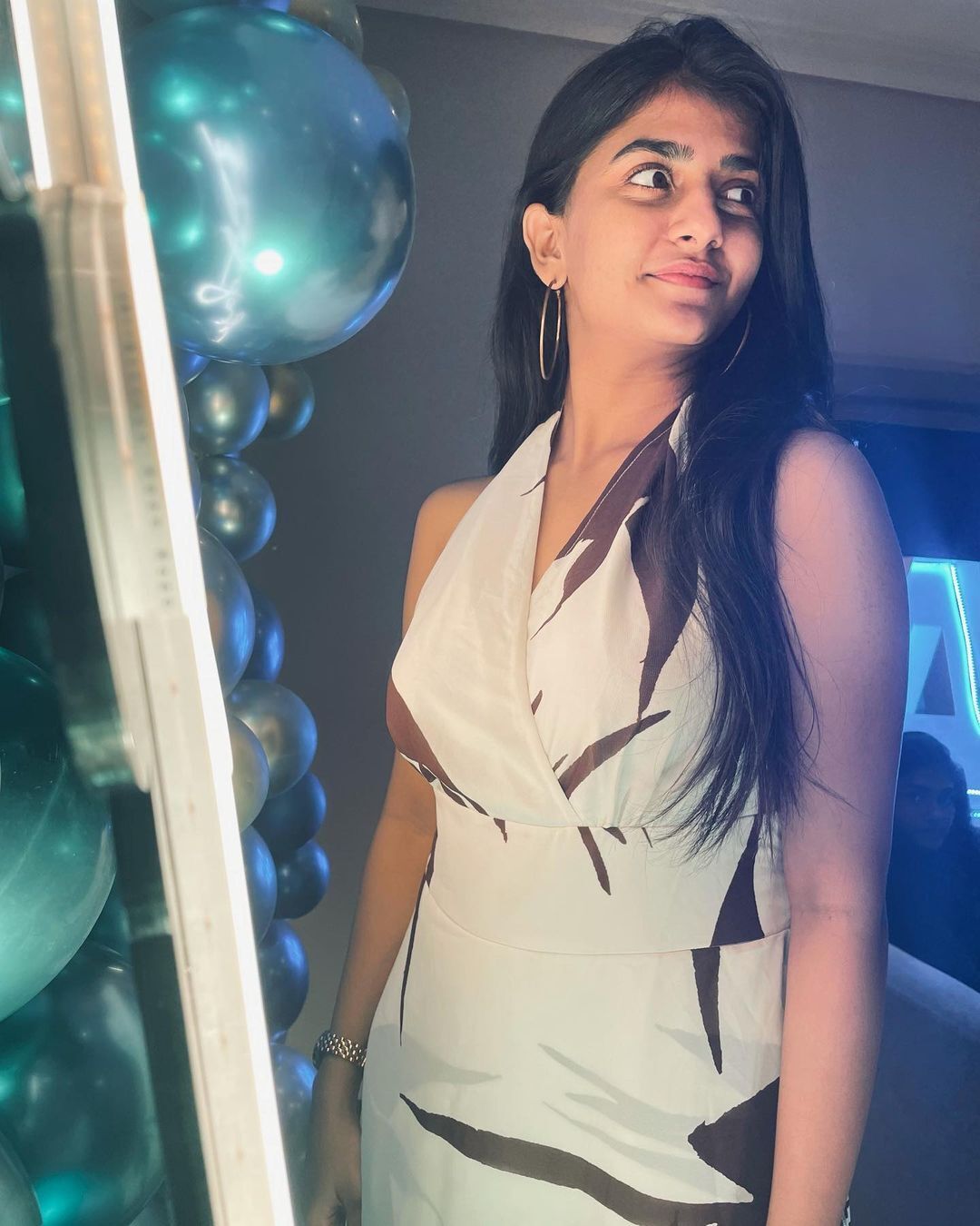 ചുവപ്പില്‍ അതീവ സുന്ദരിയായി ബിഗ് ബോസ് താരം 'ഡാർലിംഗ് കെപി': വൈറല്‍ ചിത്രങ്ങള്‍ കാണാം