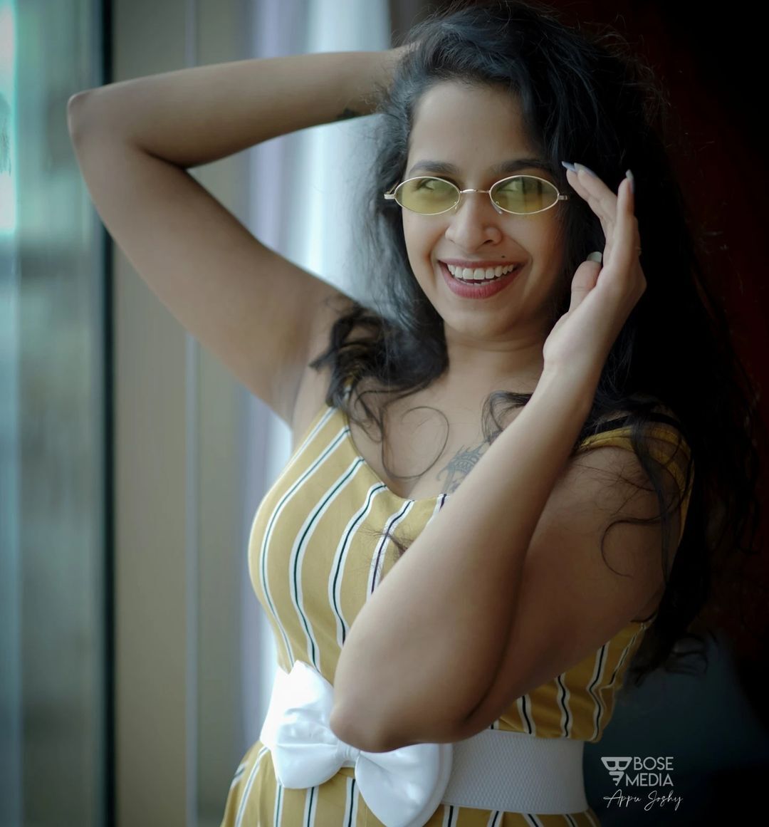 ഇതല്ലേ ശരിക്കും ബോൾഡ് ആന്റ് ബ്യൂട്ടിഫുൾ? സാധിക വേണുഗോപാലിന്റെ പുതിയ ചിത്രം ഏറ്റെടുത്ത് ആരാധകർ