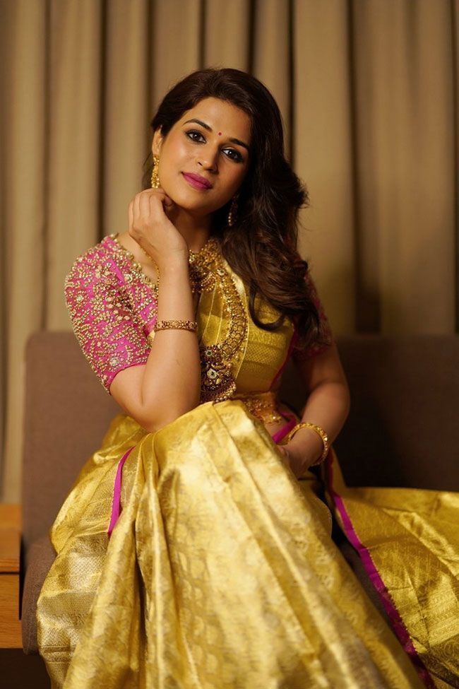 സാരിയിലും അതീവ ഗ്ലാമറസ് ലുക്ക്; ശ്രദ്ധ ദാസിന്റെ പുതിയ ഫോട്ടോഷൂട്ട് ഏറ്റെടുത്ത് ആരാധകര്‍, ചിത്രങ്ങള്‍ വൈറല്‍