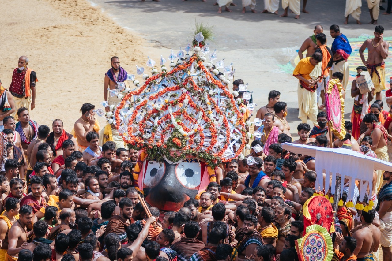 ଫଟୋ : ଘଣ୍ଟର ତାଳେତାଳେ ଟାହିଆ ହଲାଇ ଧାଡ଼ି ପହଣ୍ଡିରେ ଚତୁର୍ଦ୍ଧାମୂର୍ତ୍ତିଙ୍କ ଦିବ୍ୟ ଦୃଶ୍ୟ