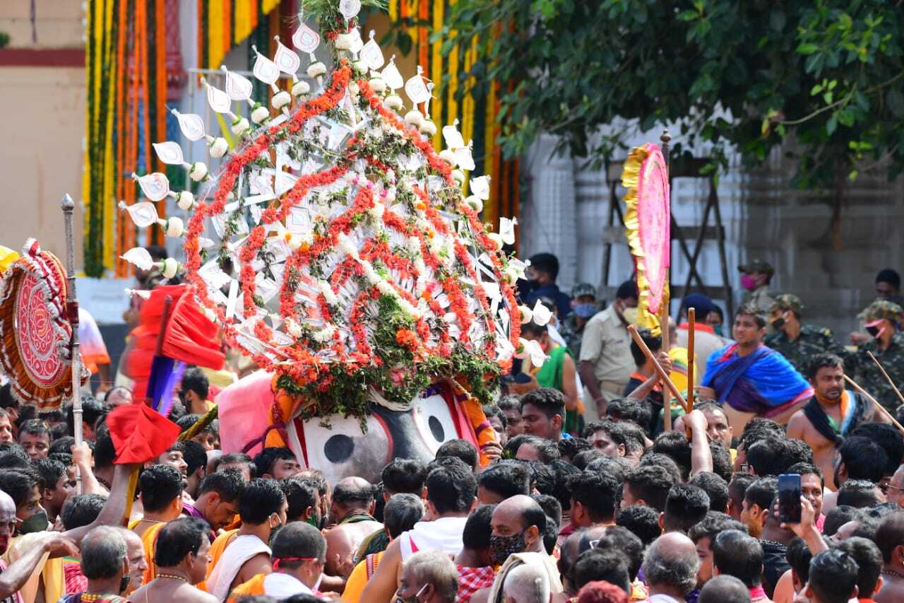 ଫଟୋ : ଘଣ୍ଟର ତାଳେତାଳେ ଟାହିଆ ହଲାଇ ଧାଡ଼ି ପହଣ୍ଡିରେ ଚତୁର୍ଦ୍ଧାମୂର୍ତ୍ତିଙ୍କ ଦିବ୍ୟ ଦୃଶ୍ୟ