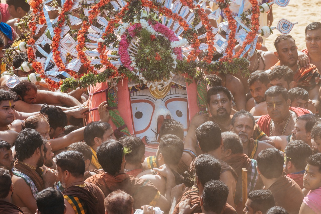 ଫଟୋ : ଘଣ୍ଟର ତାଳେତାଳେ ଟାହିଆ ହଲାଇ ଧାଡ଼ି ପହଣ୍ଡିରେ ଚତୁର୍ଦ୍ଧାମୂର୍ତ୍ତିଙ୍କ ଦିବ୍ୟ ଦୃଶ୍ୟ