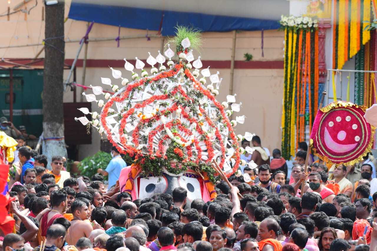 ଫଟୋ : ଘଣ୍ଟର ତାଳେତାଳେ ଟାହିଆ ହଲାଇ ଧାଡ଼ି ପହଣ୍ଡିରେ ଚତୁର୍ଦ୍ଧାମୂର୍ତ୍ତିଙ୍କ ଦିବ୍ୟ ଦୃଶ୍ୟ