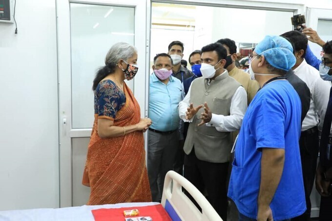 ബെംഗളൂരു കെപിസിഎല്ലിലെ കൊവിഡ് കേന്ദ്രം സന്ദര്‍ശിക്കുന്ന കേന്ദ്രമന്ത്രി നിര്‍മല സീതാരാമന്‍: ചിത്രങ്ങള്‍