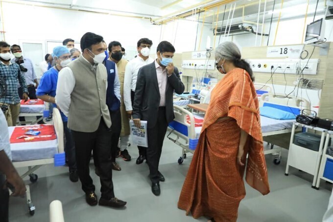 ബെംഗളൂരു കെപിസിഎല്ലിലെ കൊവിഡ് കേന്ദ്രം സന്ദര്‍ശിക്കുന്ന കേന്ദ്രമന്ത്രി നിര്‍മല സീതാരാമന്‍: ചിത്രങ്ങള്‍