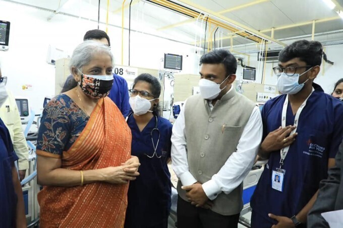 ബെംഗളൂരു കെപിസിഎല്ലിലെ കൊവിഡ് കേന്ദ്രം സന്ദര്‍ശിക്കുന്ന കേന്ദ്രമന്ത്രി നിര്‍മല സീതാരാമന്‍: ചിത്രങ്ങള്‍