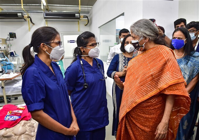 ബെംഗളൂരു കെപിസിഎല്ലിലെ കൊവിഡ് കേന്ദ്രം സന്ദര്‍ശിക്കുന്ന കേന്ദ്രമന്ത്രി നിര്‍മല സീതാരാമന്‍: ചിത്രങ്ങള്‍