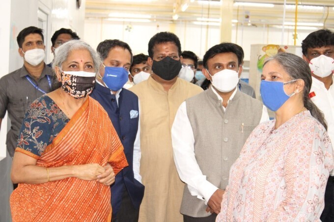 ബെംഗളൂരു കെപിസിഎല്ലിലെ കൊവിഡ് കേന്ദ്രം സന്ദര്‍ശിക്കുന്ന കേന്ദ്രമന്ത്രി നിര്‍മല സീതാരാമന്‍: ചിത്രങ്ങള്‍