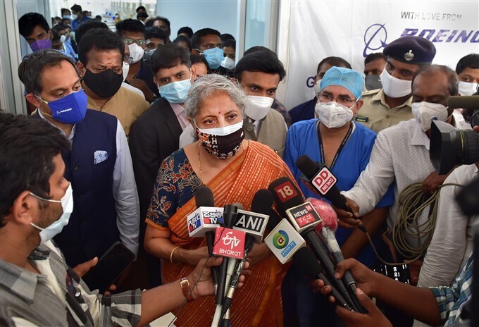 ബെംഗളൂരു കെപിസിഎല്ലിലെ കൊവിഡ് കേന്ദ്രം സന്ദര്‍ശിക്കുന്ന കേന്ദ്രമന്ത്രി നിര്‍മല സീതാരാമന്‍: ചിത്രങ്ങള്‍