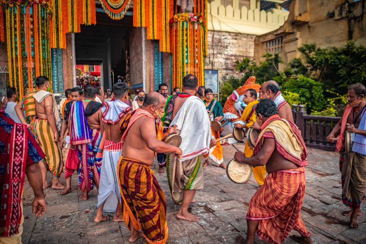 ଫଟୋ : ରଥାରୂଢ ଚତୁର୍ଦ୍ଧାମୂର୍ତ୍ତି, ତାଳେତାଳେ ବାଜୁଛି ଘଣ୍ଟ ଓ ଛେରା ପହଁରା କରୁଛନ୍ତି ଗଜପତି ମହାରାଜ