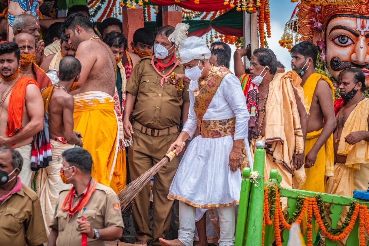 ଫଟୋ : ରଥାରୂଢ ଚତୁର୍ଦ୍ଧାମୂର୍ତ୍ତି, ତାଳେତାଳେ ବାଜୁଛି ଘଣ୍ଟ ଓ ଛେରା ପହଁରା କରୁଛନ୍ତି ଗଜପତି ମହାରାଜ