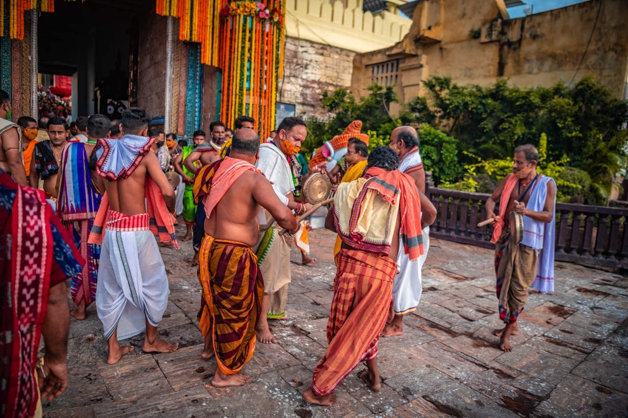 ଫଟୋ : ରଥାରୂଢ ଚତୁର୍ଦ୍ଧାମୂର୍ତ୍ତି, ତାଳେତାଳେ ବାଜୁଛି ଘଣ୍ଟ ଓ ଛେରା ପହଁରା କରୁଛନ୍ତି ଗଜପତି ମହାରାଜ