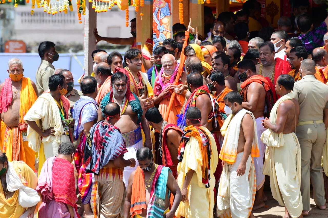 ଫଟୋ : ରଥାରୂଢ ଚତୁର୍ଦ୍ଧାମୂର୍ତ୍ତି, ତାଳେତାଳେ ବାଜୁଛି ଘଣ୍ଟ ଓ ଛେରା ପହଁରା କରୁଛନ୍ତି ଗଜପତି ମହାରାଜ