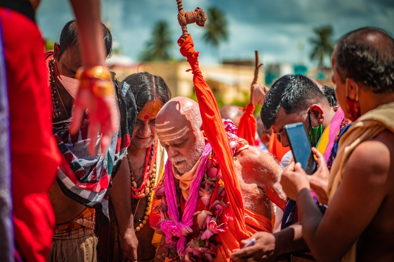 ଫଟୋ : ରଥାରୂଢ ଚତୁର୍ଦ୍ଧାମୂର୍ତ୍ତି, ତାଳେତାଳେ ବାଜୁଛି ଘଣ୍ଟ ଓ ଛେରା ପହଁରା କରୁଛନ୍ତି ଗଜପତି ମହାରାଜ